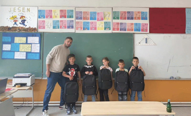 Učitelj Junus obradovao svojih 5 učenika: Organizovao akciju da im se kupe novi laptopi za kraj školske godine