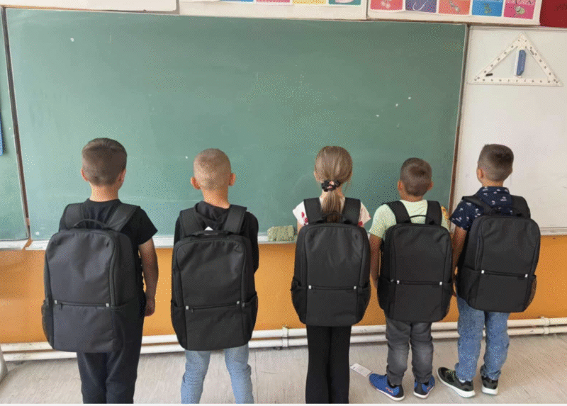 Učitelj Junus obradovao svojih 5 učenika: Organizovao akciju da im se kupe novi laptopi za kraj školske godine