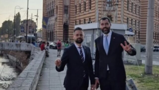 SIN MILORADA DODIKA PROVOCIRA U SARAJEVU: S tri prsta ispred sarajevske Vijećnice