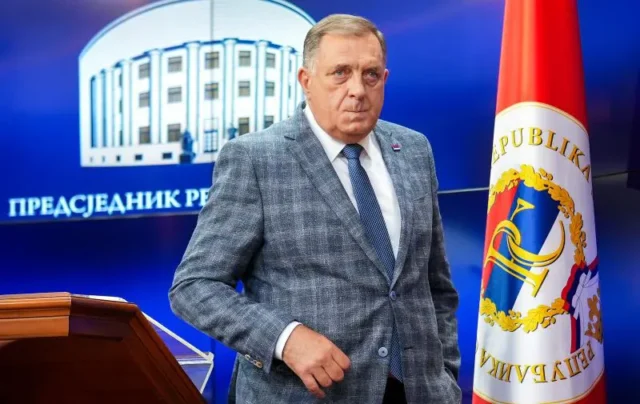 Bakir izgleda kao oronuli centralni komitet propale partije