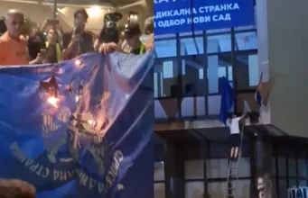 Demonstranti uzvraćaju udarac: Demolirano i sjedište Šešeljeve Srpske radikalne stranke