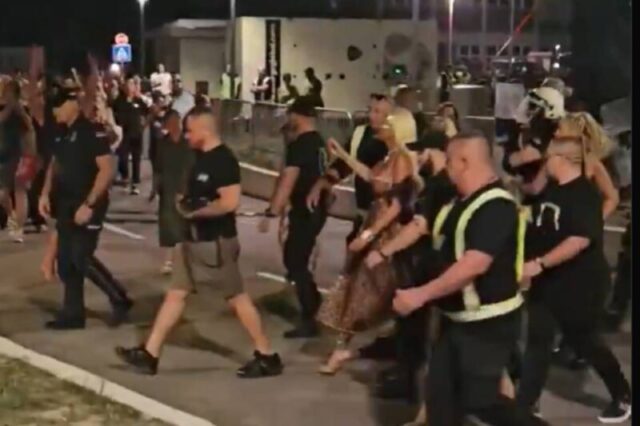 KARLEUŠU ISPRATILA POLICIJA- Više nije dobrodošla ni u Srbiji, sukob građana i obezbjeđenja