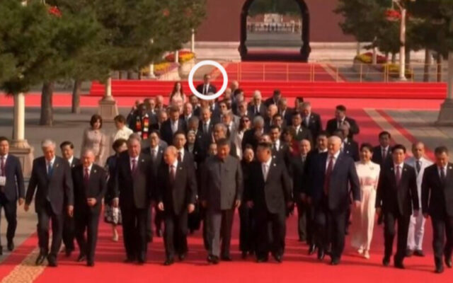 Srbi ismijavaju Vučića nakon što je snimljen na kraju kolone lidera u Pekingu: “Kao da ima šugu”